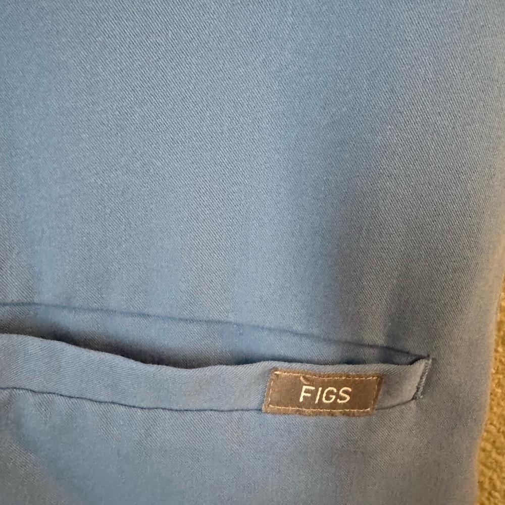 Figs Blue Short Sleeve Two Pocket Scrub Top - Picture 2 of 3